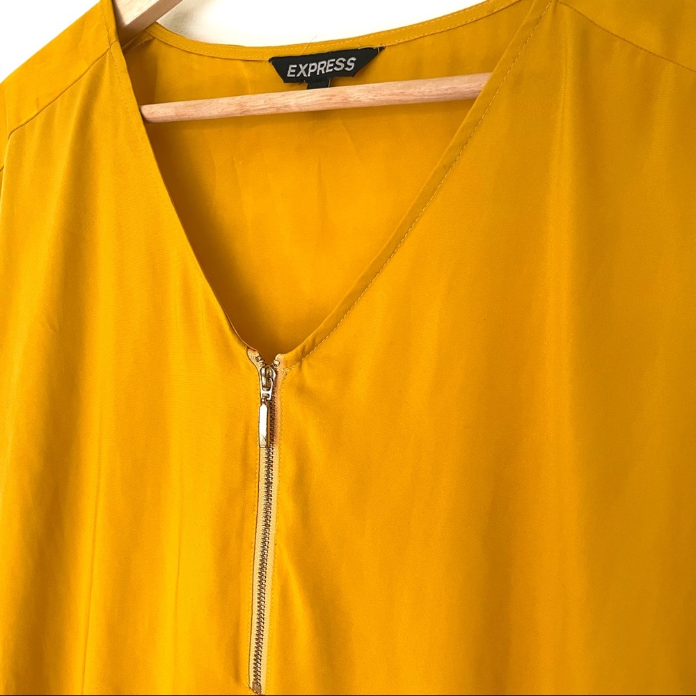 Express Front Zipper Top - Picture 3 of 5